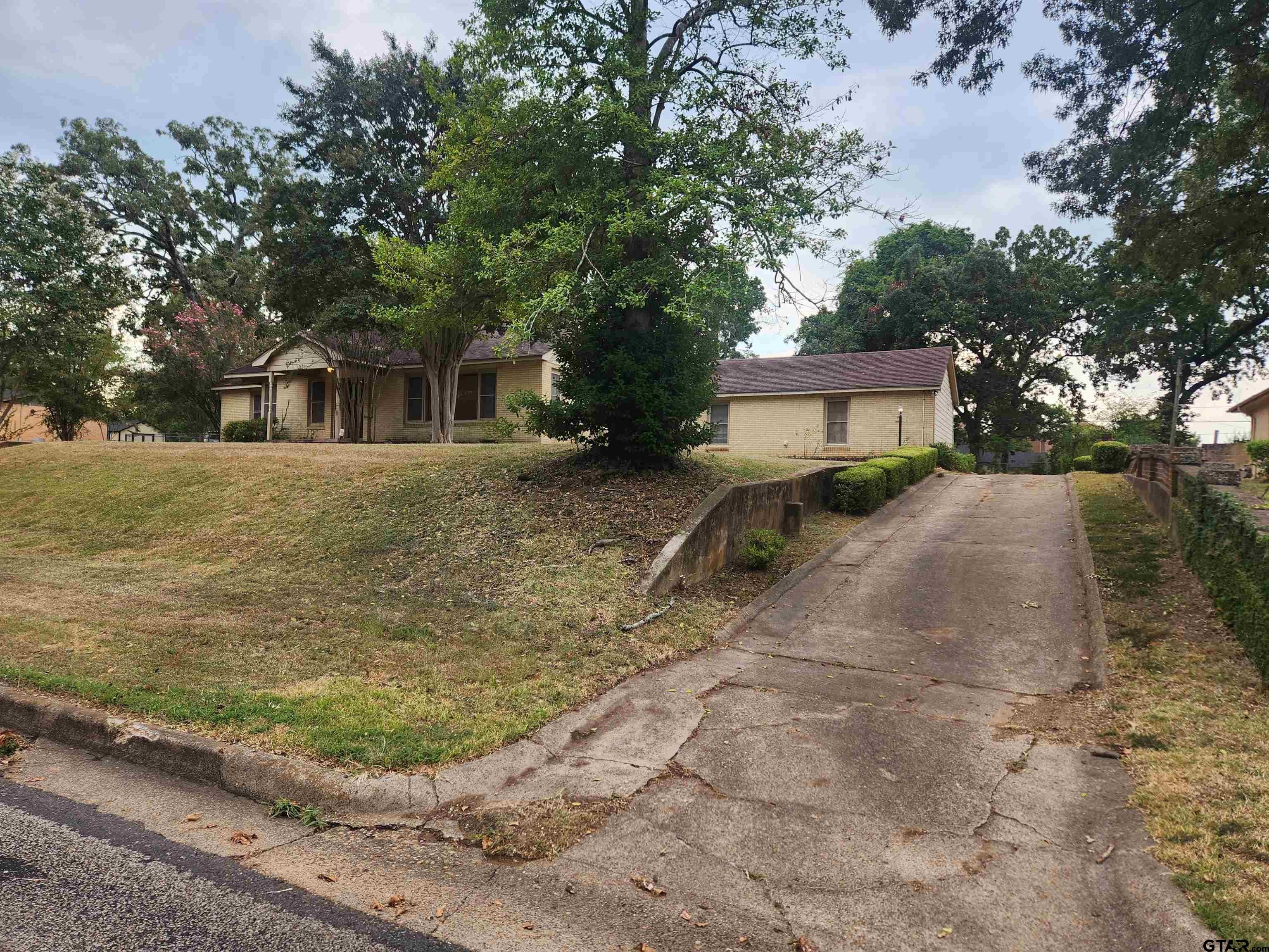 2002 Belvedere Blvd