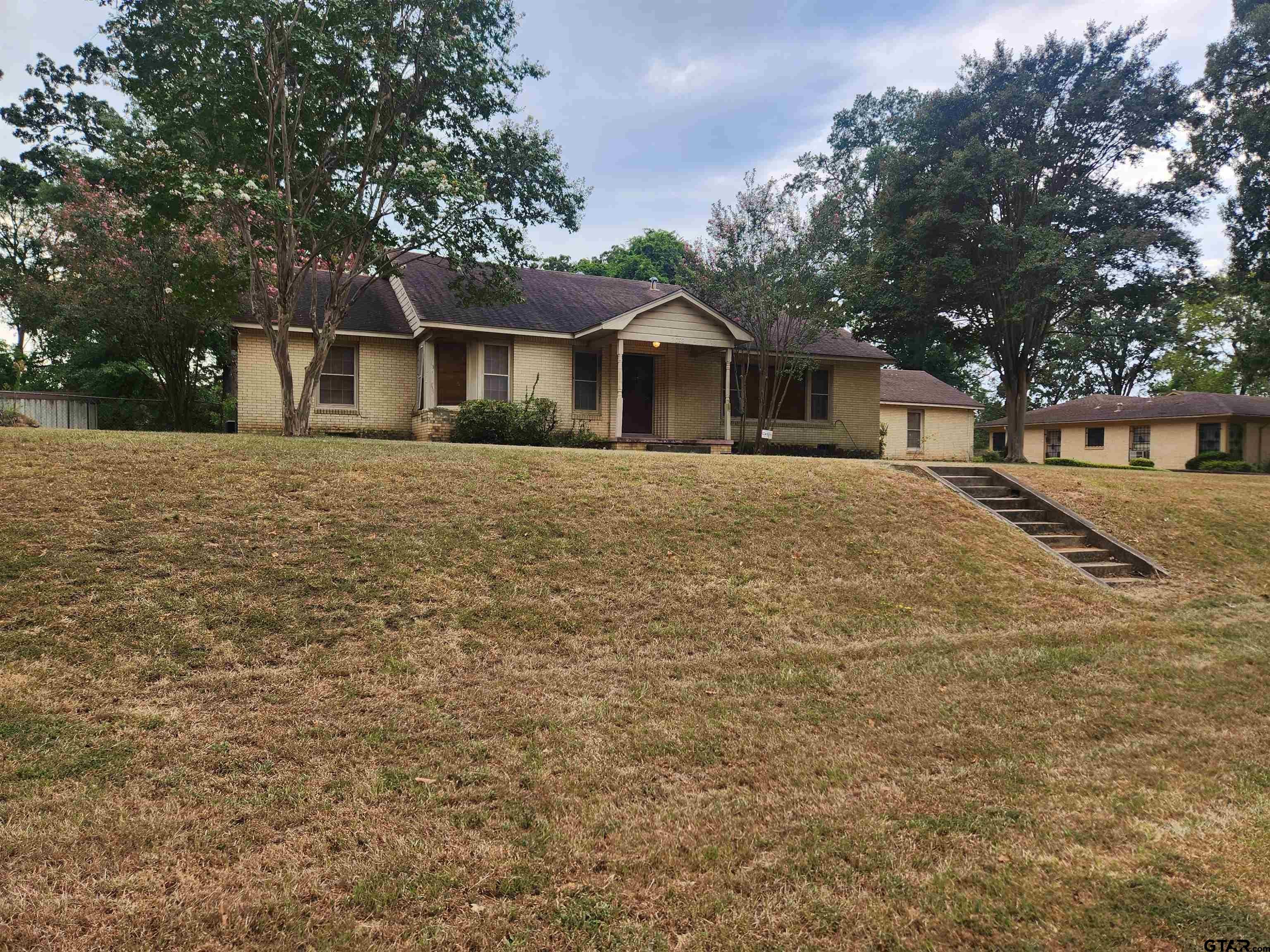 2002 Belvedere Blvd