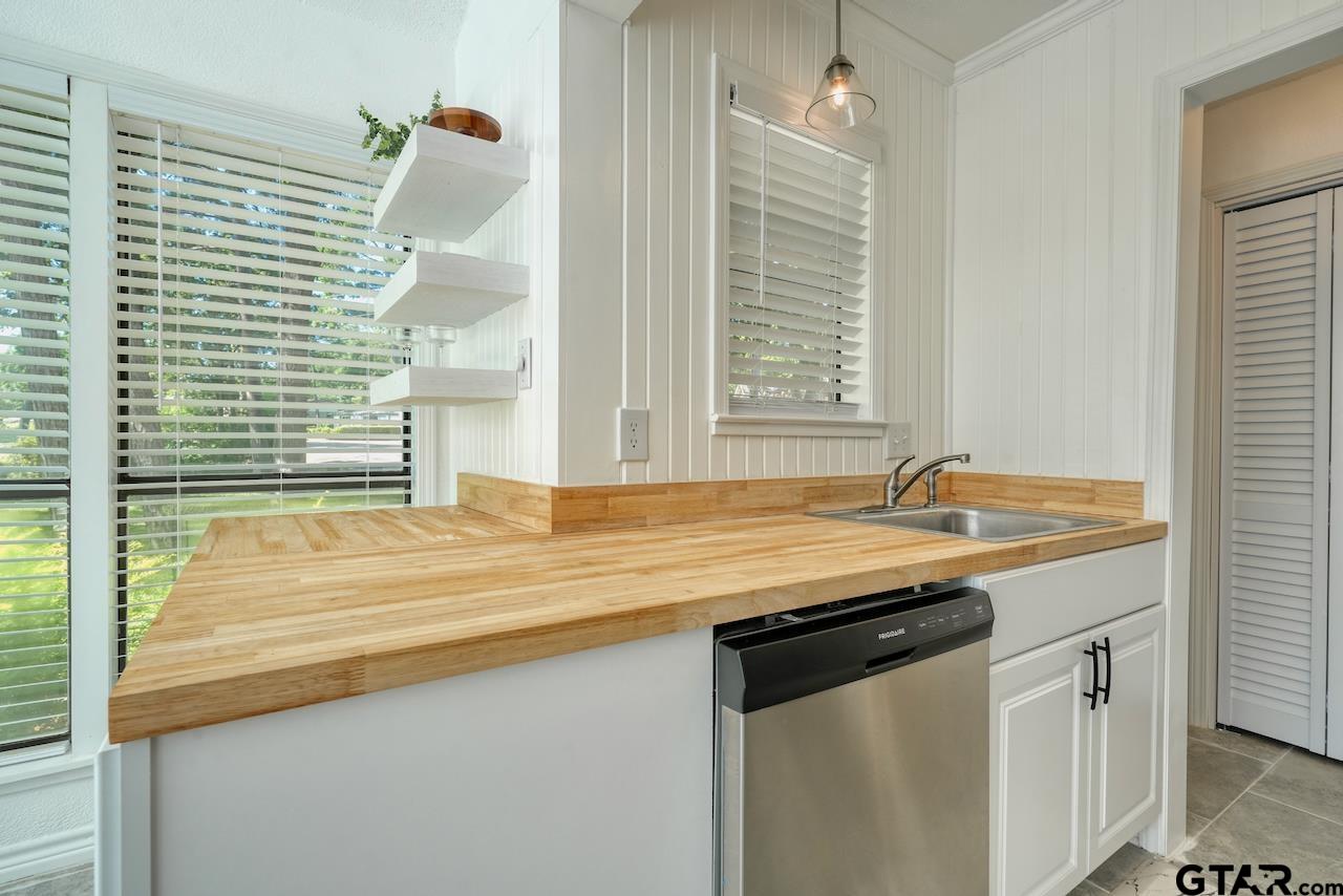 239 Fairlawn Dr