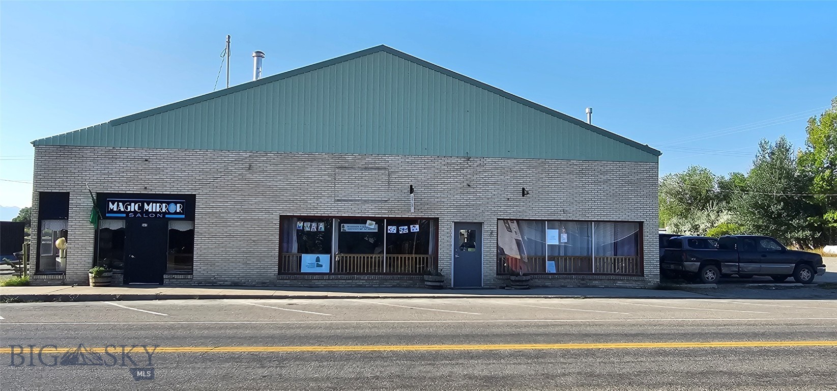 Main image without alt text