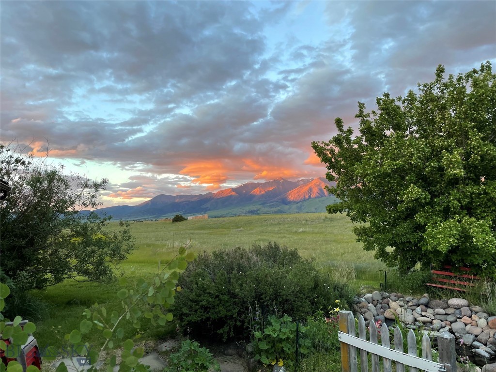 Livingston, Montana 59047, United States, ,Residential,Contingent,127897