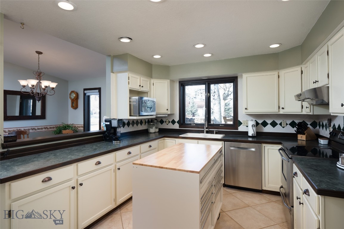 Bozeman, Montana 59718, United States, 3 Bedrooms Bedrooms, ,3 BathroomsBathrooms,Residential,Contingent,61436