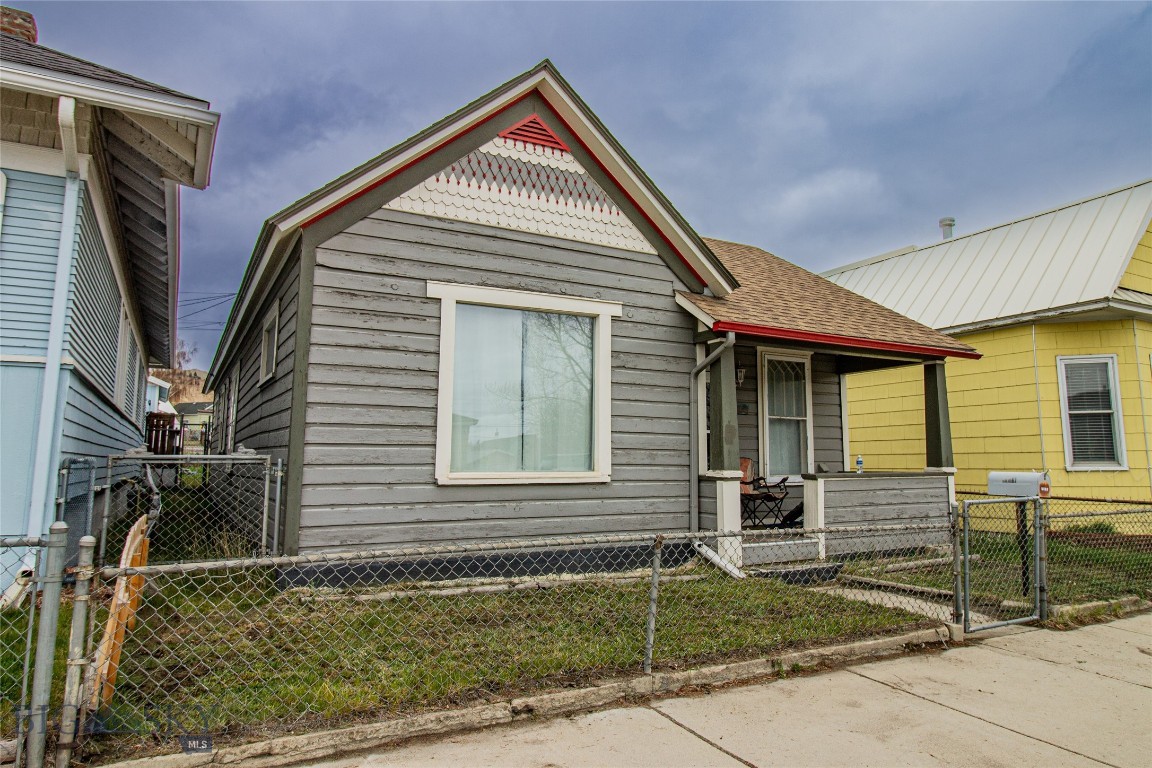 1111 E 2nd
