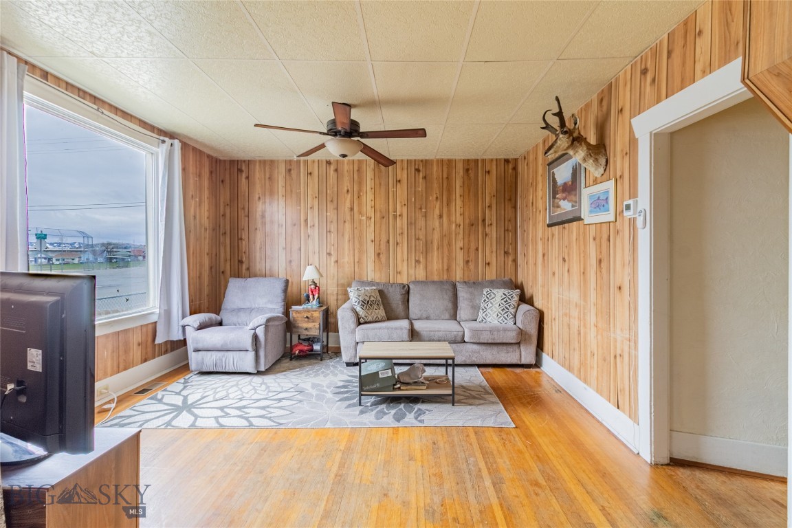 1111 E 2nd