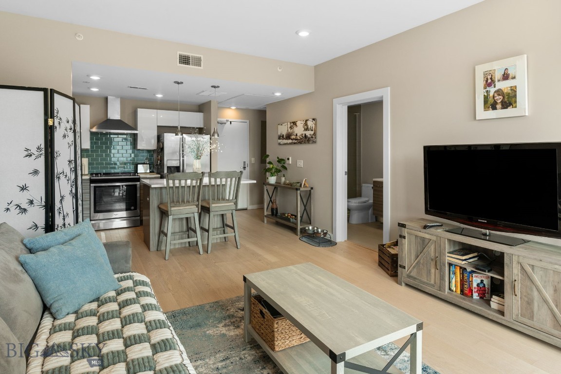 Bozeman, Montana 59718, United States, 1 Bedroom Bedrooms, ,1 BathroomBathrooms,Residential,Pending,206176