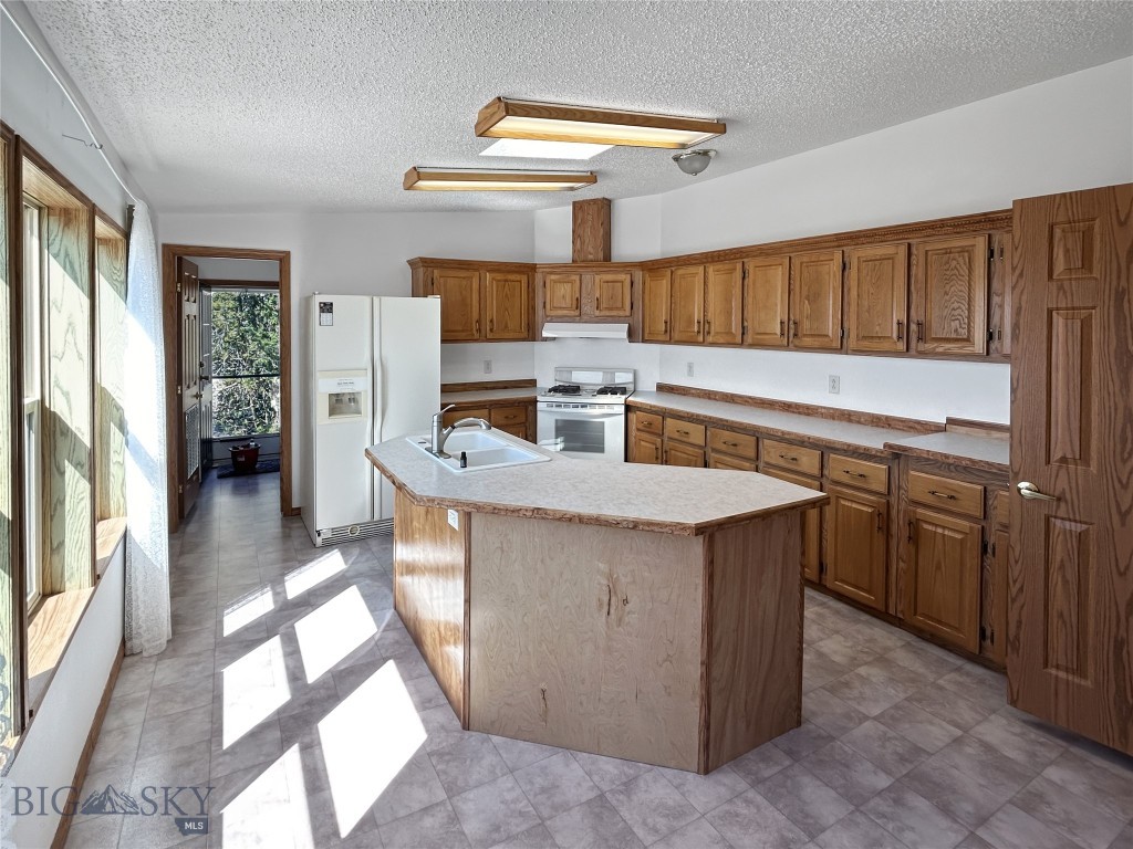 1070 Lovers Leap Road