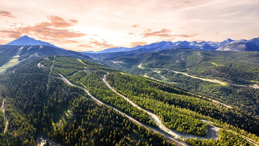 Discover Powdercrest, the final land release for custom-built homes within Spanish Peaks Mountain Club. This remarkable new neighborhood introduces 31 exceptional homesites—an exclusive opportunity to own among the last true ski-in, ski-out properties in one of Big Sky’s premier, members-only communities. Lot 20 is 7.43 acres and delivers panoramic Spanish Peaks views.

Spanning the slopes of Flatiron Mountain, these generously sized parcels offer a rare balance of privacy, expansive views, and future direct lift access via a planned chairlift. Owners will step seamlessly onto the slopes of Big Sky Resort while enjoying a sense of space and seclusion seldom found in world-class alpine destinations.

Positioned along a dramatic ridgeline with unobstructed mountain panoramas, each homesite is thoughtfully sited to capture abundant natural light, jaw-dropping views, close trail access, and year-round outdoor living. Ownership includes access to an exceptional collection of current and future amenities, including dining, two Weiskopf-designed golf courses, the Spanish Peaks Clubhouse, Montage Big Sky, the highly anticipated Member Lodge Aspire, and an expanding ski network, all contributing to an already unmatched mountain lifestyle. Combined with close proximity to Big Sky’s vibrant Town Center and the untamed wilderness of Yellowstone National Park, this is truly an opportunity not to be missed.

Owners may choose between Social or Signature Golf membership at Spanish Peaks Mountain Club, joining an outdoor-focused community of like-minded mountain enthusiasts from around the world. To further streamline the path to ownership, buyers may also take advantage of the highly regarded Design Build Program.

This represents the final opportunity to create a custom legacy residence at the heart of Spanish Peaks—where world-class recreation, protected open space, and authentic alpine character define one of the most coveted addresses in Big Sky, Montana.