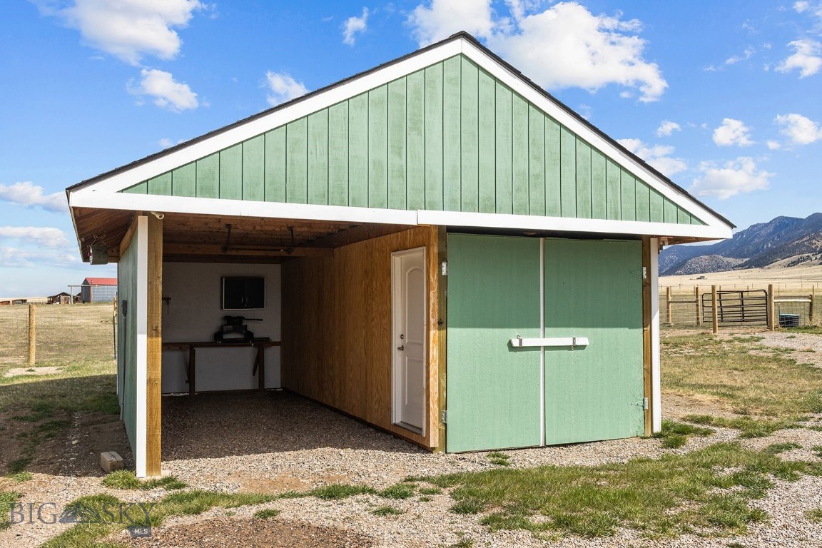 Ennis, Montana 59729, United States, 2 Bedrooms Bedrooms, ,1 BathroomBathrooms,Residential,Active,114338