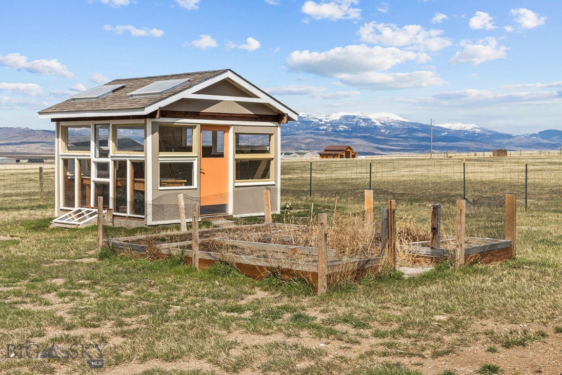 Ennis, Montana 59729, United States, 2 Bedrooms Bedrooms, ,1 BathroomBathrooms,Residential,Active,114338