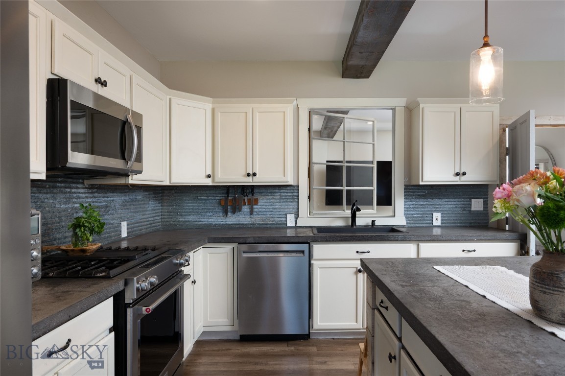 219 W Adams