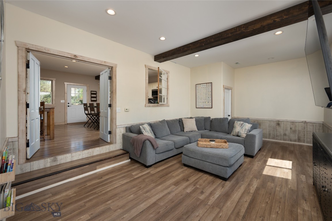 219 W Adams