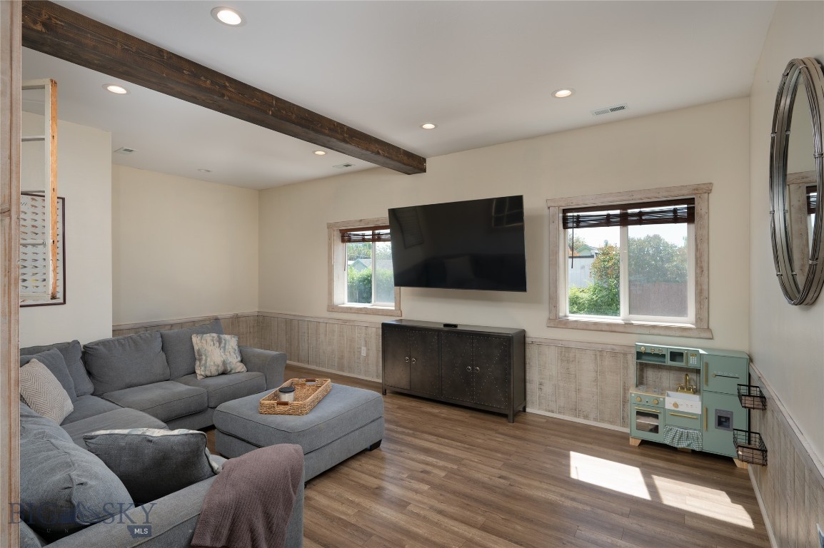 219 W Adams