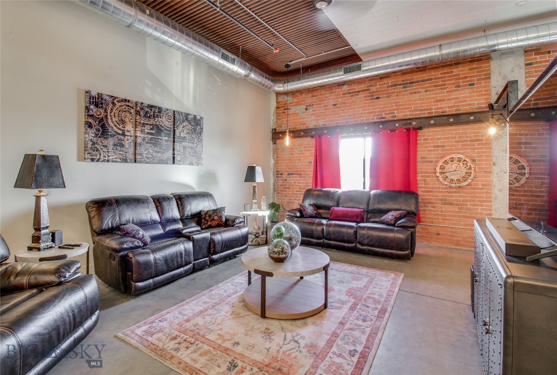 1363 Montana Avenue 302