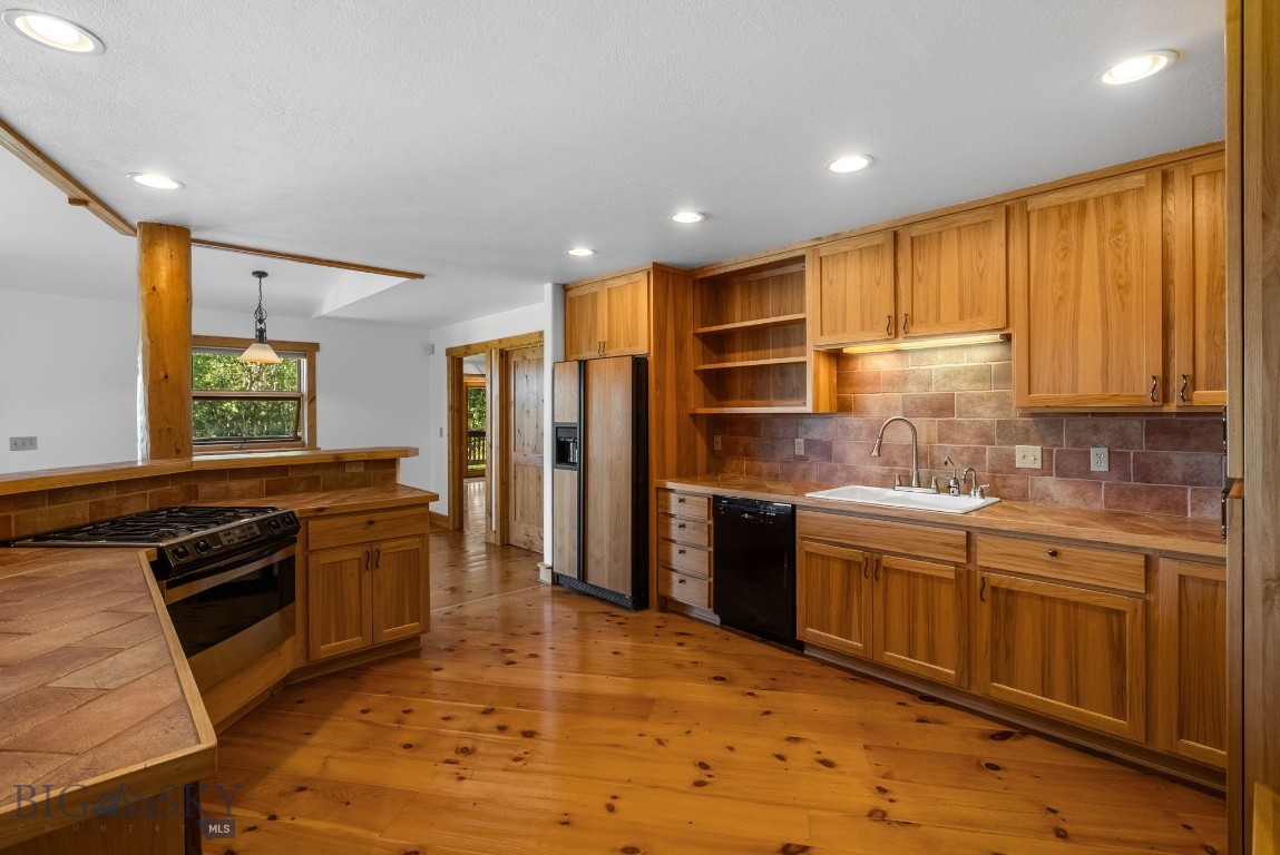 Bozeman, Montana 59715, United States, 3 Bedrooms Bedrooms, ,3 BathroomsBathrooms,Residential,Pending,195713