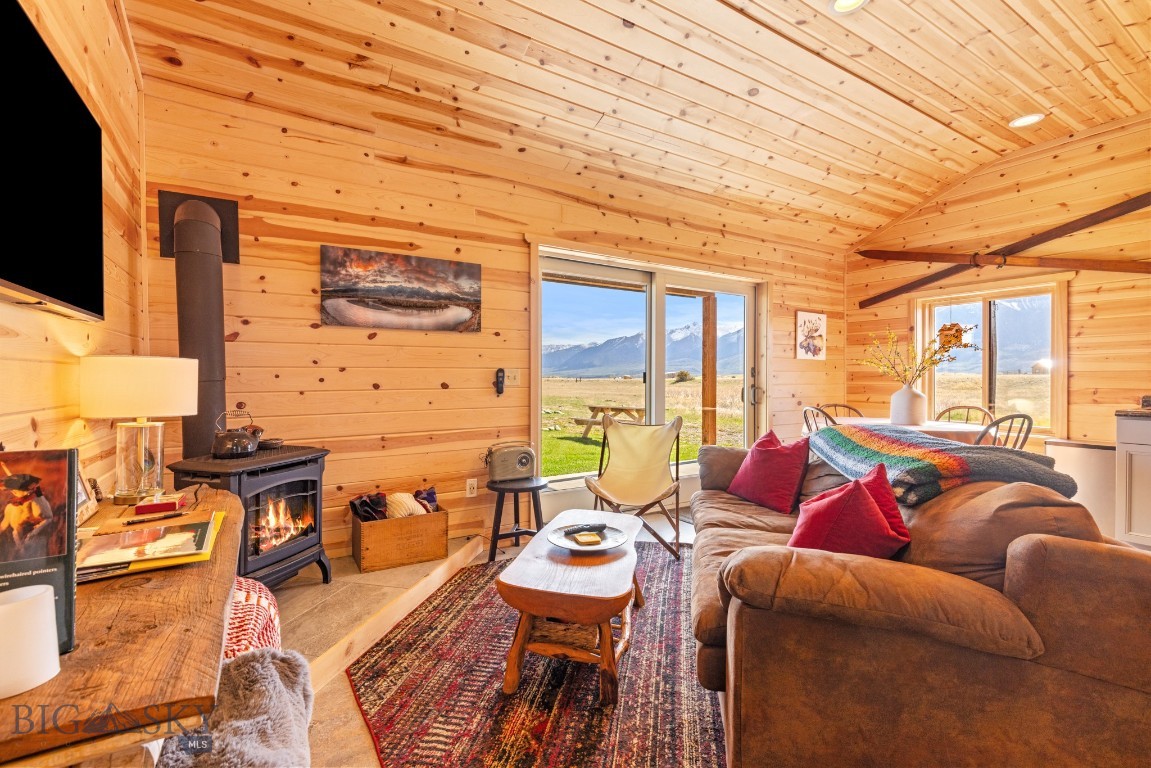 Livingston, Montana 59047, United States, 2 Bedrooms Bedrooms, ,1 BathroomBathrooms,Residential,Contingent,128428