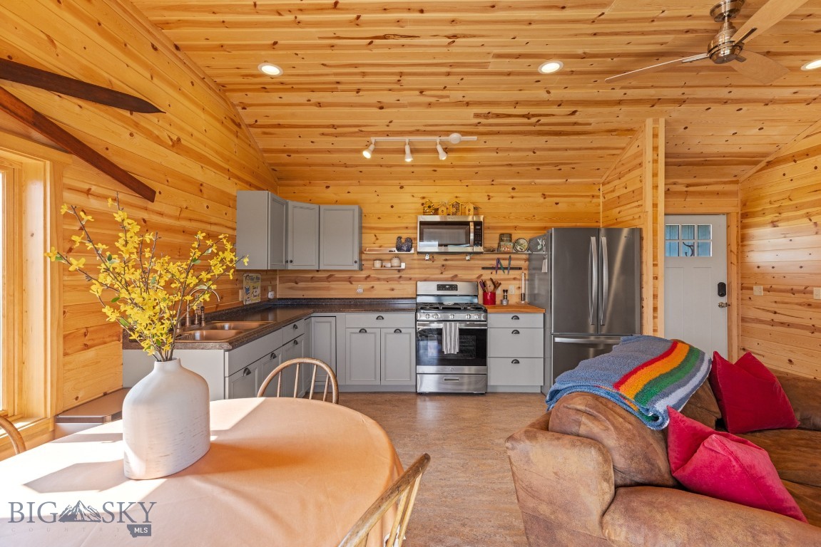 Livingston, Montana 59047, United States, 2 Bedrooms Bedrooms, ,1 BathroomBathrooms,Residential,Contingent,128428