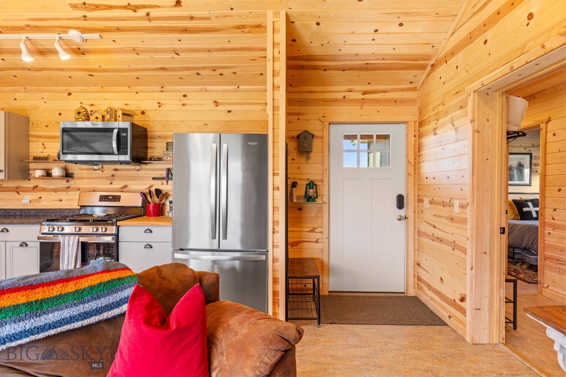 Livingston, Montana 59047, United States, 2 Bedrooms Bedrooms, ,1 BathroomBathrooms,Residential,Contingent,128428