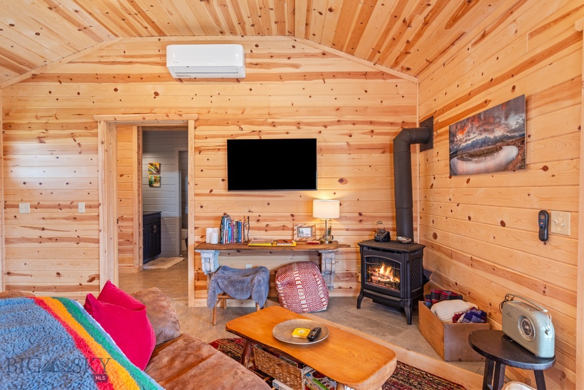 Livingston, Montana 59047, United States, 2 Bedrooms Bedrooms, ,1 BathroomBathrooms,Residential,Contingent,128428