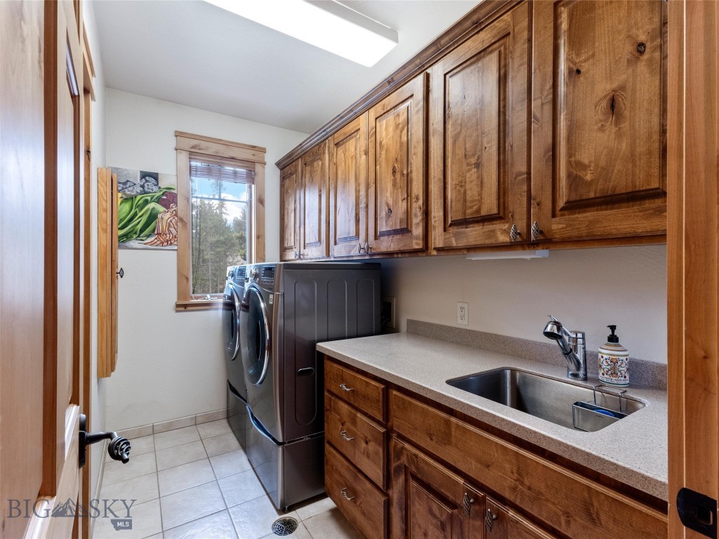 West Yellowstone, Montana 59758, United States, 6 Bedrooms Bedrooms, ,4 BathroomsBathrooms,Residential,Active,49808