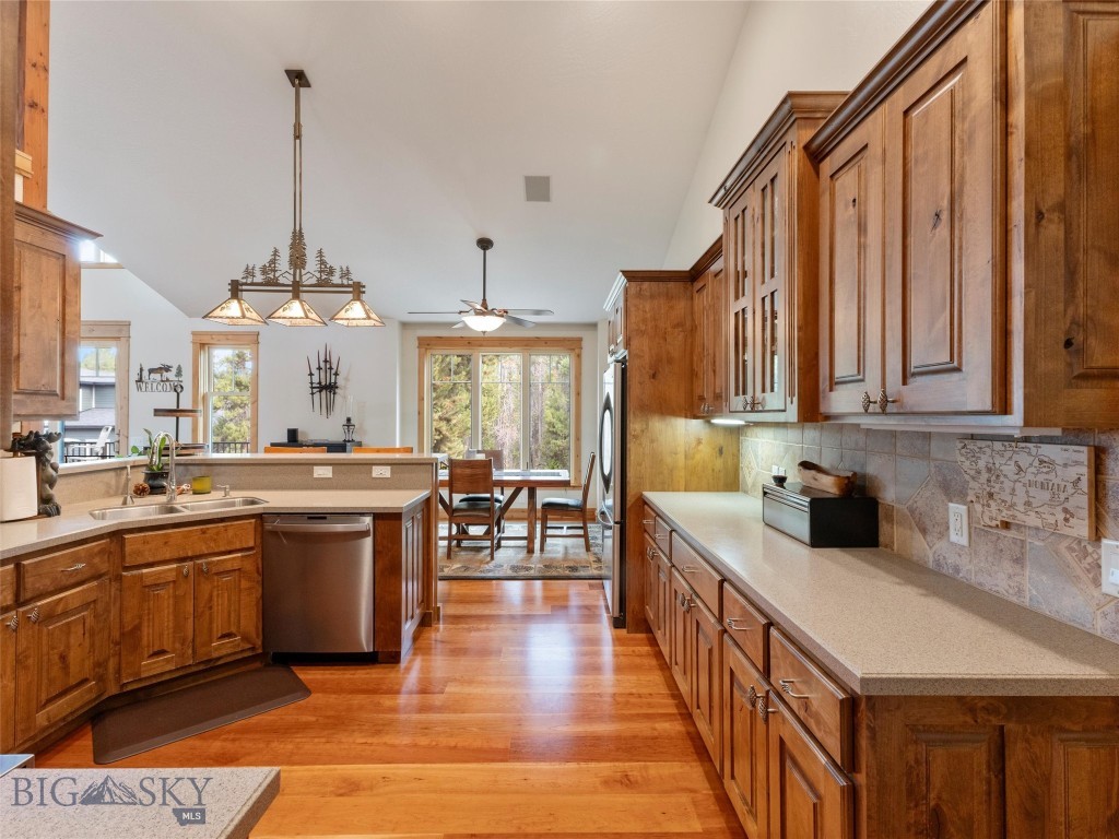 West Yellowstone, Montana 59758, United States, 6 Bedrooms Bedrooms, ,4 BathroomsBathrooms,Residential,Active,49808