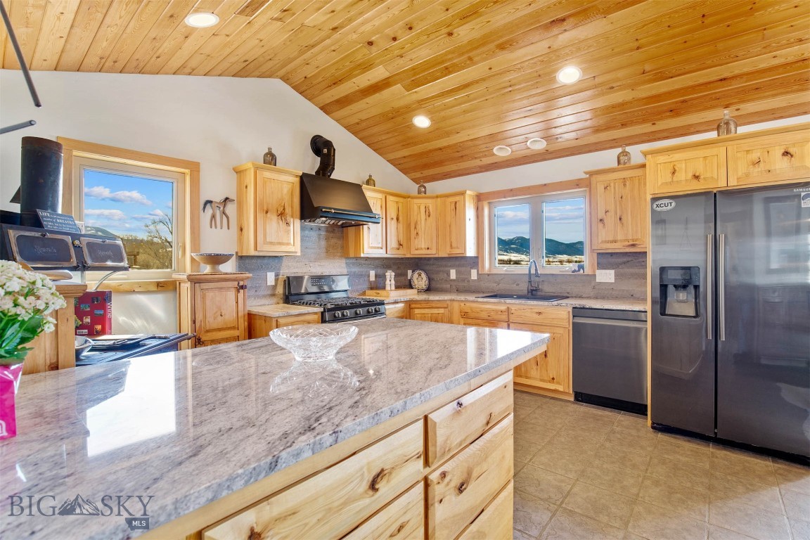 Bozeman, Montana 59718, United States, 3 Bedrooms Bedrooms, ,4 BathroomsBathrooms,Residential,Pending,72436