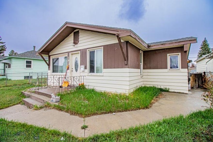 Cute 3 bedroom 1 bath home with an open floor plan.  Spacious living room, separate laundry area, covered patio , fenced yard and a 1 car garage