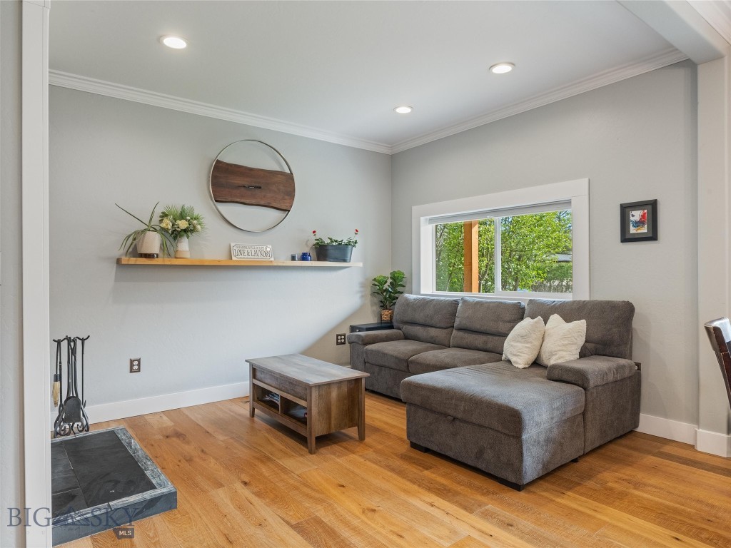 Livingston, Montana 59047, United States, 3 Bedrooms Bedrooms, ,2 BathroomsBathrooms,Residential,Contingent,56621