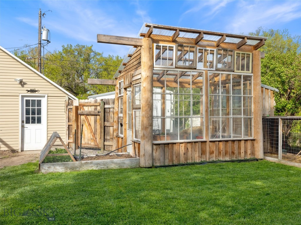 Livingston, Montana 59047, United States, 3 Bedrooms Bedrooms, ,2 BathroomsBathrooms,Residential,Contingent,56621