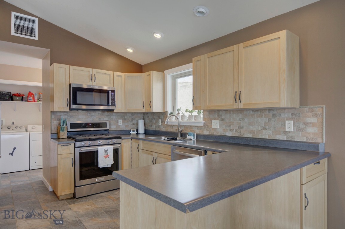 Ennis, Montana 59729, United States, 3 Bedrooms Bedrooms, ,3 BathroomsBathrooms,Residential,Contingent,68281