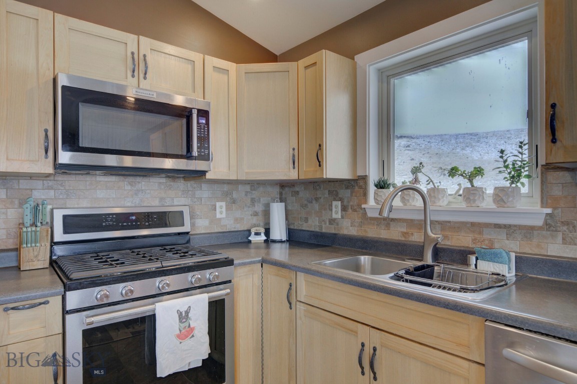 Ennis, Montana 59729, United States, 3 Bedrooms Bedrooms, ,3 BathroomsBathrooms,Residential,Contingent,68281