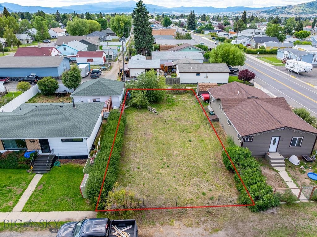 Hard to fine-vacant lot in residential area, city sewer & water nearby. Located just off SE corner of Farragut & Argyle.