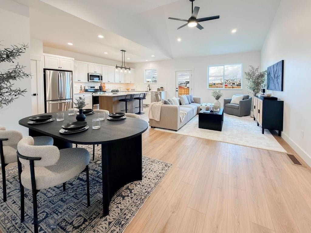 832 Accolade Loop