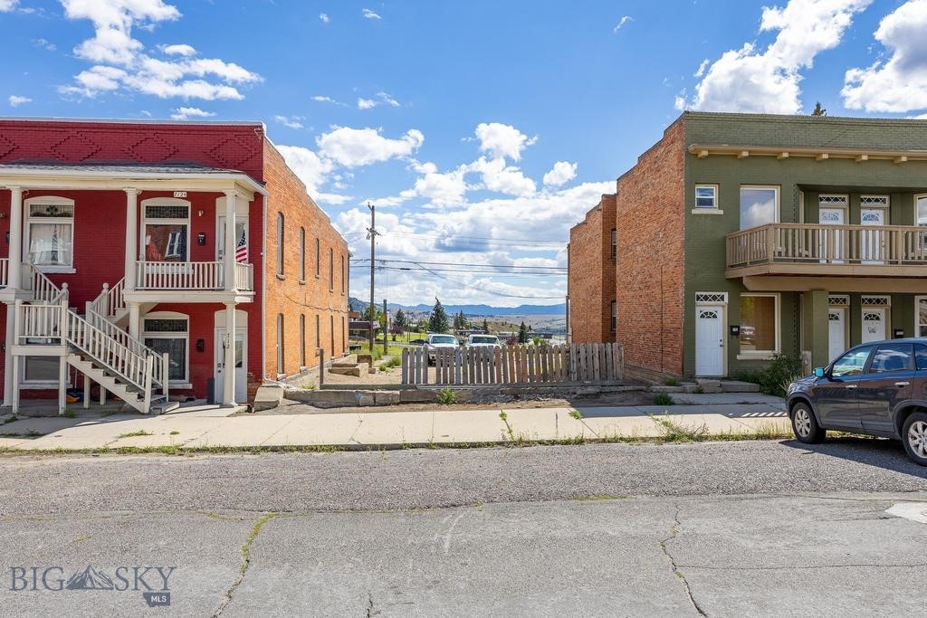 Vacant lot in uptown Butte neighborhood. Short walk from St James Healthcare (now Intermountain Healthcare). Area is zoned for multifamily. This lot is ready for development for single family to fourplex.
This lot sits on Galena St in the 700 block between two fourplex buildings. It is buildable and near sewer, water & electric.