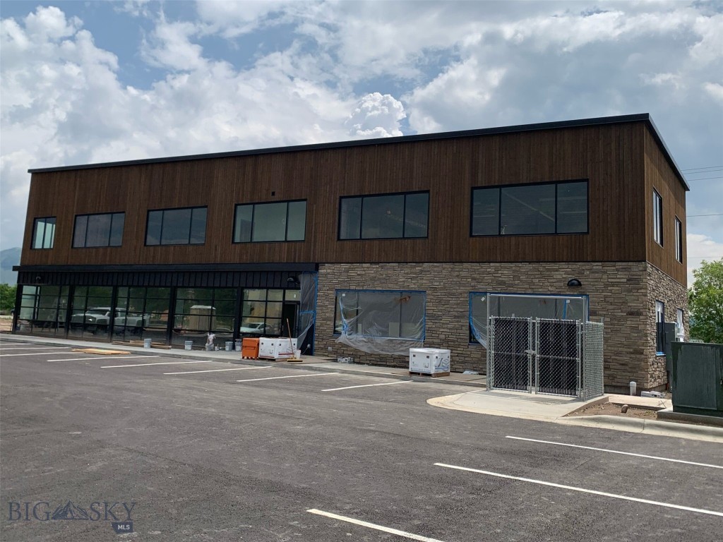 Mullan Crossing Office Condo, Unit #D. Located on the 2nd floor of Building #2. Positioned north of Mullan Rd and west of Reserved St, just off Clark Fork Ln, Mullan Crossing offers unbeatable accessibility in a thriving commercial district. Completed in summer 2023, this new construction boasts modern amenities, energy efficiency, and a professional atmosphere. Builder will finish to your design. Key Features: -Private Entrance: Impress clients with an exclusive entrance. -Ample Parking: Hassle-free parking for you and your visitors. Lease rate is $27 psf NNN - $5,100 per month plus NNN. Triple nets are estimated to be $7.25 psf.
Highlights: - Total Space: 2,255 sqft - Impeccable New Construction by DAC - Large windows for natural lighting - Exclusive Private Entrance - Abundant Parking - Ready for Immediate Use Elevate your business in a premium location. Contact us now to tour Mullan Crossing and unlock your business's potential. Your ideal office condo awaits.