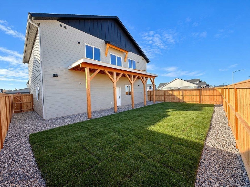 858 Accolade Loop