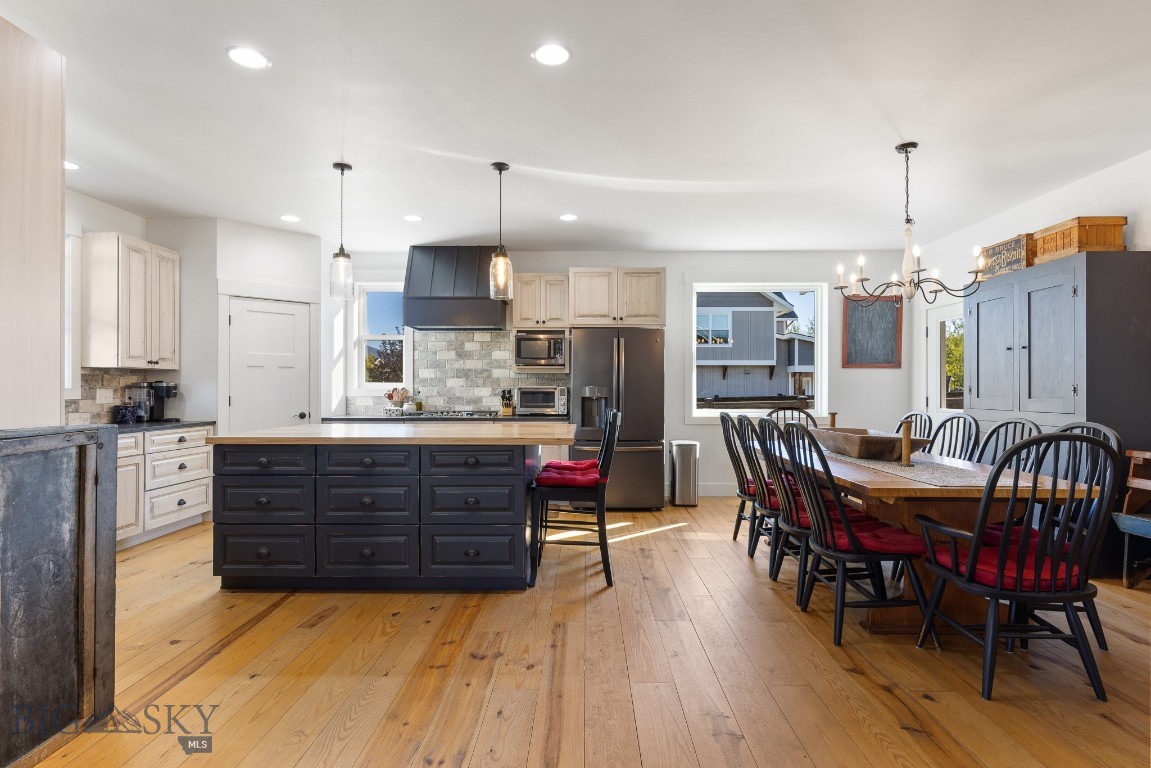 Bozeman, Montana 59718, United States, 3 Bedrooms Bedrooms, ,2 BathroomsBathrooms,Residential,Contingent,41897