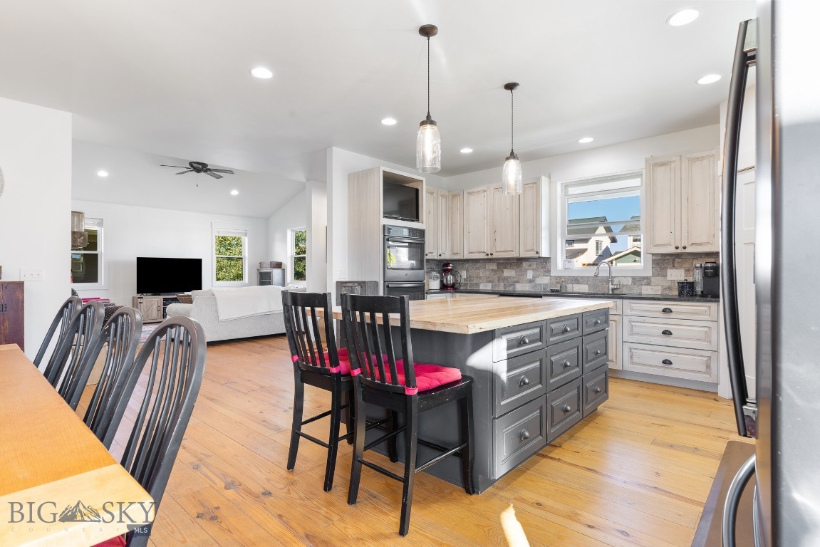 Bozeman, Montana 59718, United States, 3 Bedrooms Bedrooms, ,2 BathroomsBathrooms,Residential,Contingent,41897