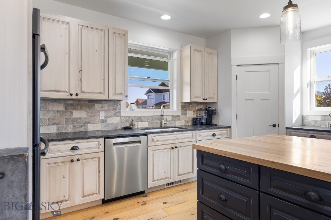 Bozeman, Montana 59718, United States, 3 Bedrooms Bedrooms, ,2 BathroomsBathrooms,Residential,Contingent,41897