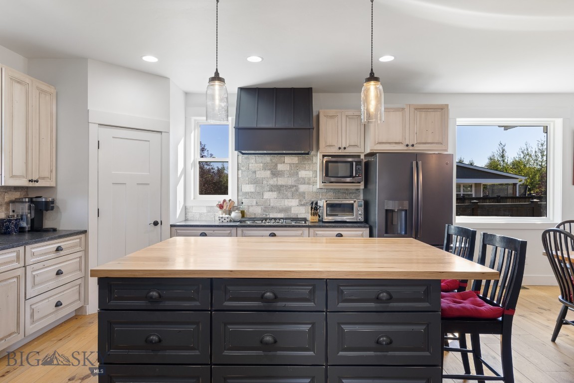 Bozeman, Montana 59718, United States, 3 Bedrooms Bedrooms, ,2 BathroomsBathrooms,Residential,Contingent,41897