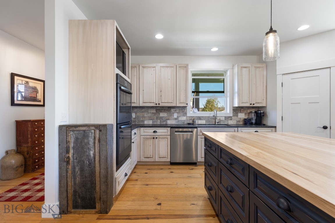 Bozeman, Montana 59718, United States, 3 Bedrooms Bedrooms, ,2 BathroomsBathrooms,Residential,Contingent,41897