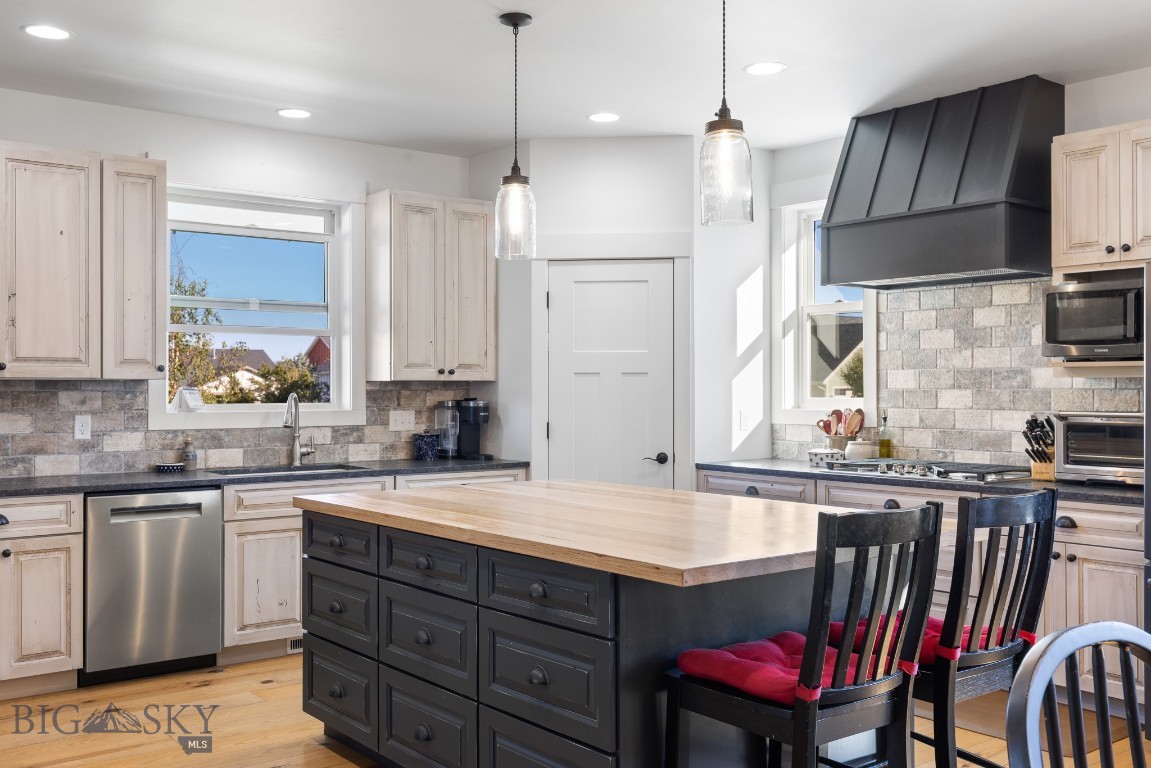 Bozeman, Montana 59718, United States, 3 Bedrooms Bedrooms, ,2 BathroomsBathrooms,Residential,Contingent,41897