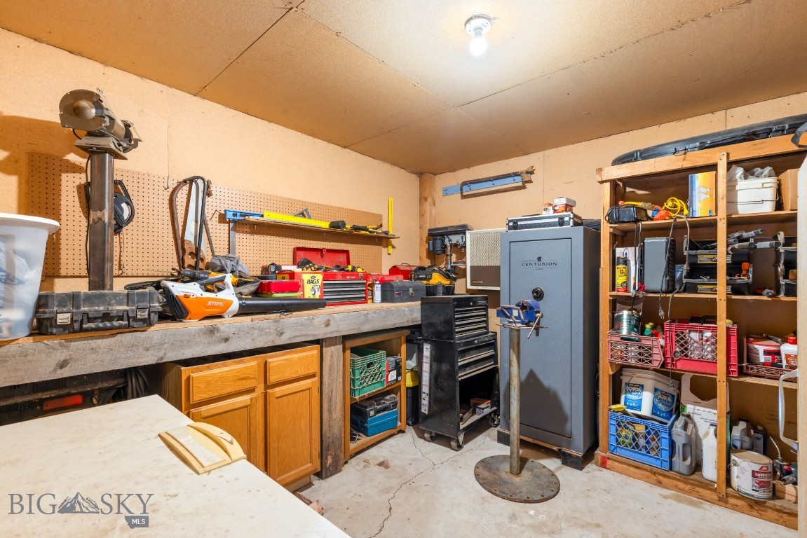 Manhattan, Montana 59741, United States, 5 Bedrooms Bedrooms, ,3 BathroomsBathrooms,Residential,Pending,204771