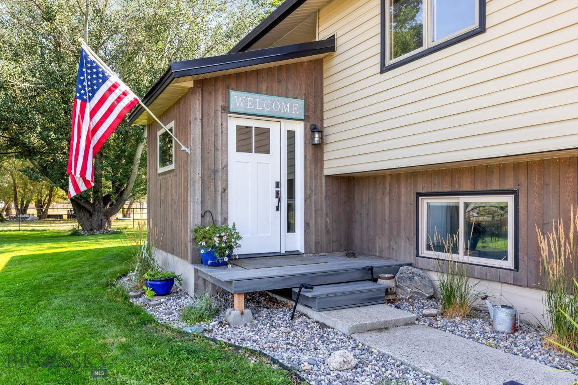 Manhattan, Montana 59741, United States, 5 Bedrooms Bedrooms, ,3 BathroomsBathrooms,Residential,Pending,204771