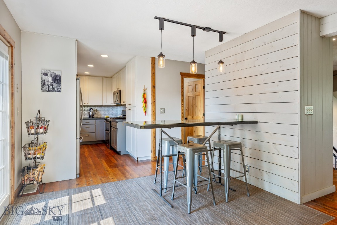 Manhattan, Montana 59741, United States, 5 Bedrooms Bedrooms, ,3 BathroomsBathrooms,Residential,Pending,204771