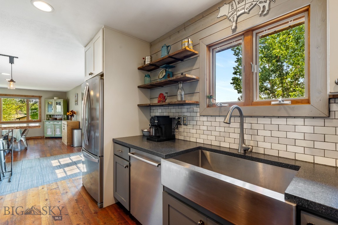 Manhattan, Montana 59741, United States, 5 Bedrooms Bedrooms, ,3 BathroomsBathrooms,Residential,Pending,204771