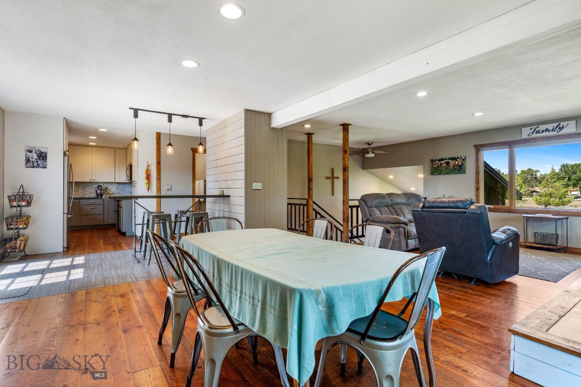 Manhattan, Montana 59741, United States, 5 Bedrooms Bedrooms, ,3 BathroomsBathrooms,Residential,Pending,204771