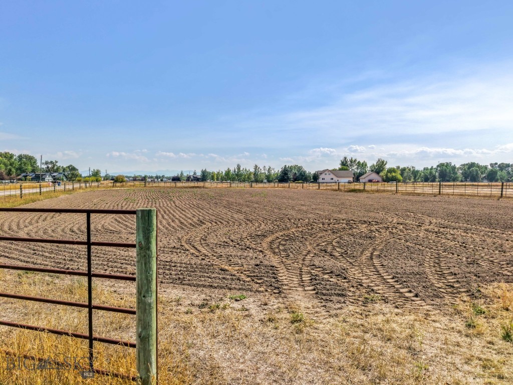 Manhattan, Montana 59741, United States, 5 Bedrooms Bedrooms, ,3 BathroomsBathrooms,Residential,Pending,204771