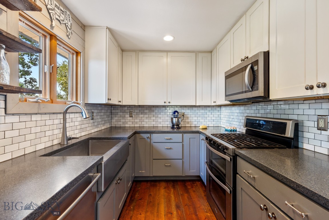 Manhattan, Montana 59741, United States, 5 Bedrooms Bedrooms, ,3 BathroomsBathrooms,Residential,Pending,204771