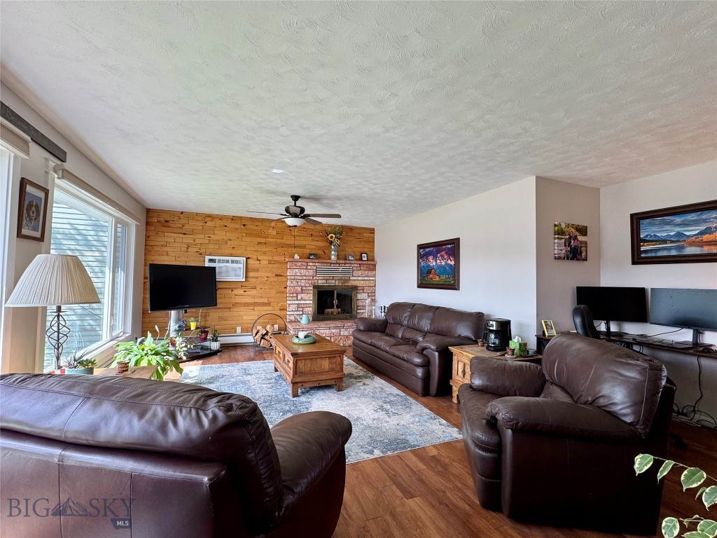 205 E Chinook St.