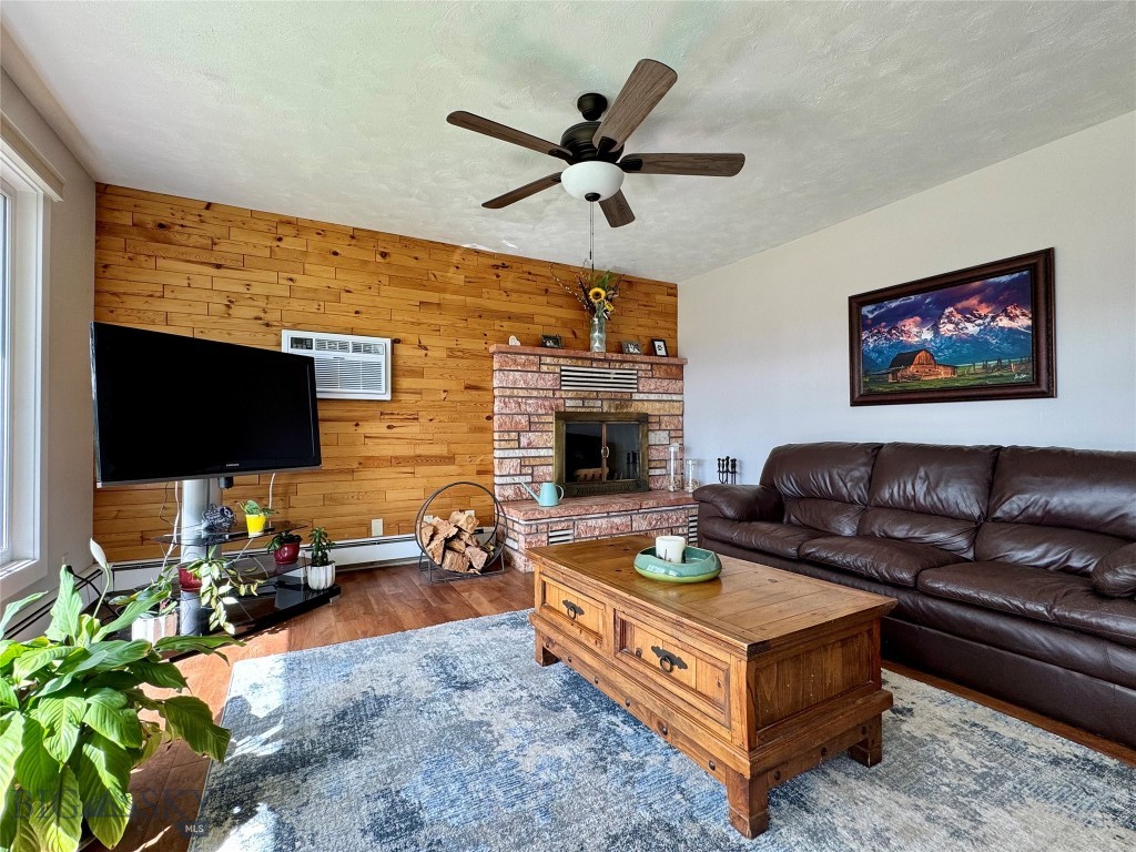 205 E Chinook St.